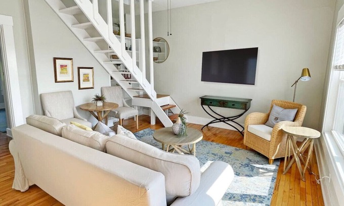Mount Adams Apartment | Mt Adams 2BR | Deck | River Views | 3-min to Dtown