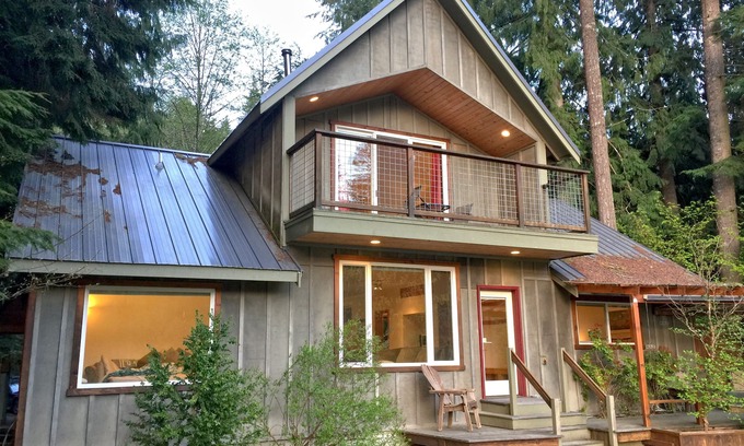 Glacier Ski Chalet | Mt Baker Rim Cabin 70 A pet friendly vacation home with a hot tub and wifi