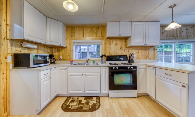 Rhododendron Cabin | Mt. Hood cabin in the woods with wood stove & streaming - dog-friendly