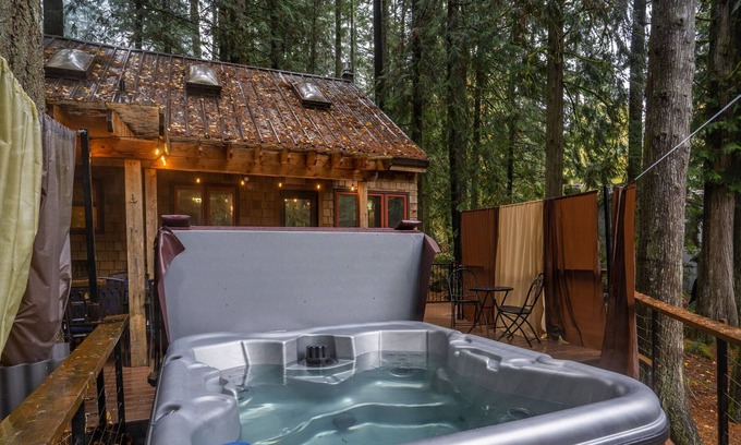 Rhododendron Cabin | Mt. Hood Cabin w/ hot tub and close to hiking, skiing and outdoor adventuring.