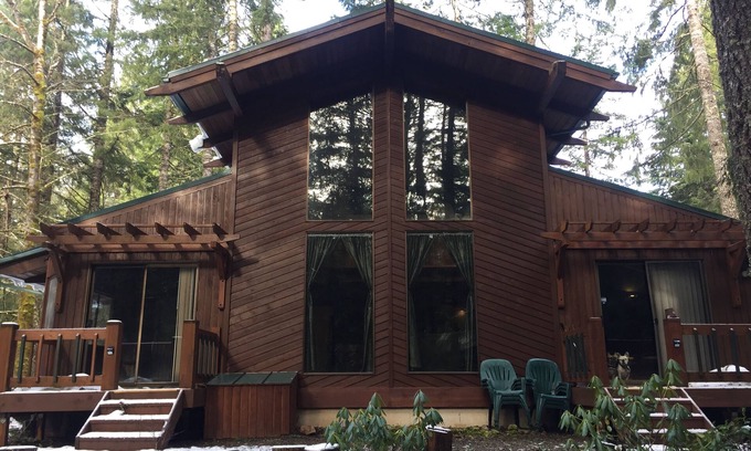 Rhododendron House | Mt. Hood Retreat on the Sandy River next to Resort