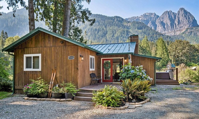 Gold Bar Cottage | Mt. Index Riverside with hot tub, wifi, grill, fireplace and more!