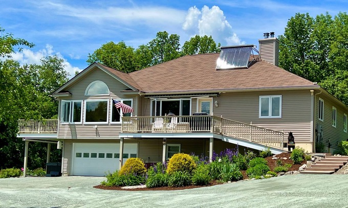Jefferson House | Mt Washington Views, Theater Room, Pool Table, Hot Tub, Fire Pit, On 40 Acres