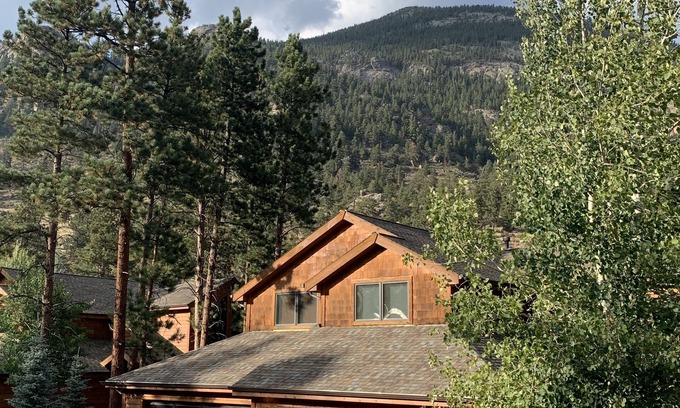 Estes Park House | Mtn Masterpiece on the river w/views, deck, 1mi RMNP, 5min dwtn, well appointed