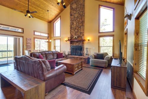 Show Low House | Mtn-View Hilltop Hideaway with Deck in Show Low