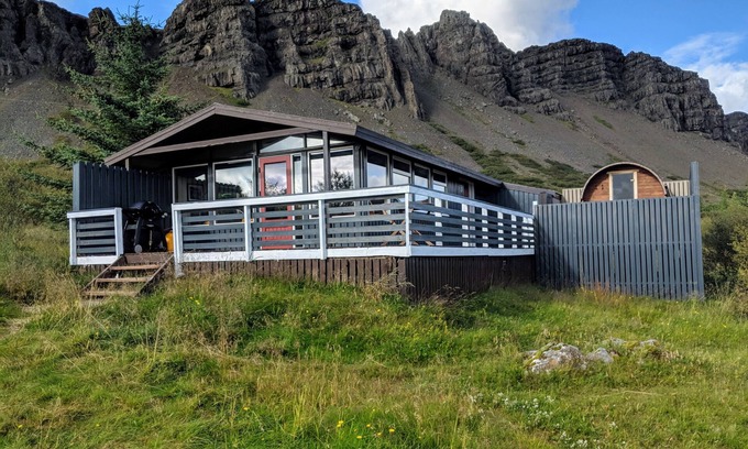 Borgarnes Cabin | Múlakot 3 - Cosy cabin with a sauna and panoramic view from the living room
