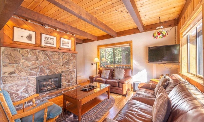 Ridgewood Cabin | Muletail Lodge in Carnelian Bay Close to town, hiking, biking