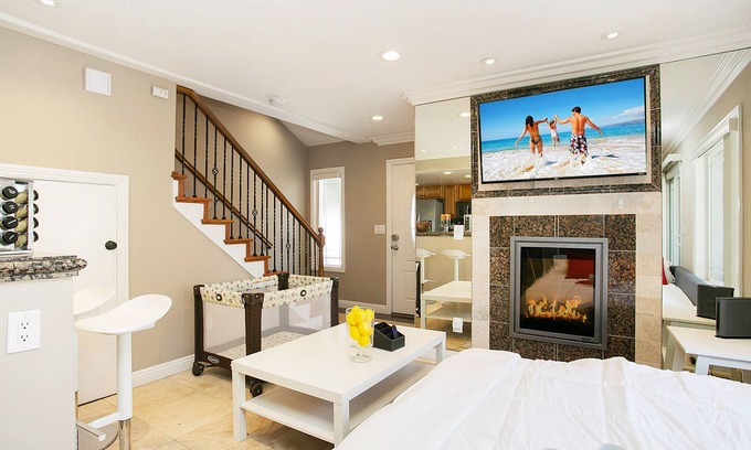 Downtown Condo | Multi-Level 2BR-Fast WiFI-Free Parking!-CM-1