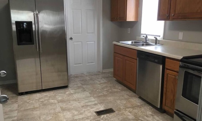 Wayne Apartment | Multi-Room Apartment * Easy to Downtown or Airport