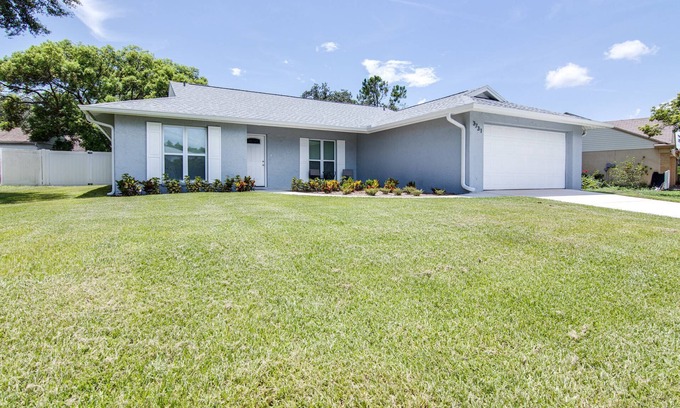 Bloomingdale House | Murray Dale Hideaway – Spacious 3BR Home w/Sunroom, Fenced Yard & Pet-Friendly Comfort Near Tampa!