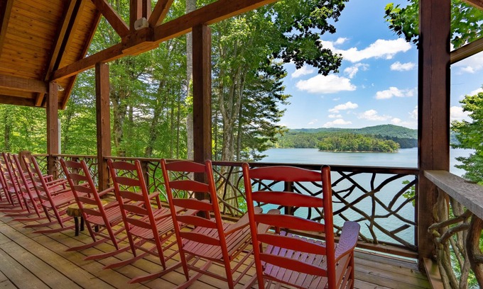 Cullowhee House | Muskoka Lodge - Home on Lake Glenville!