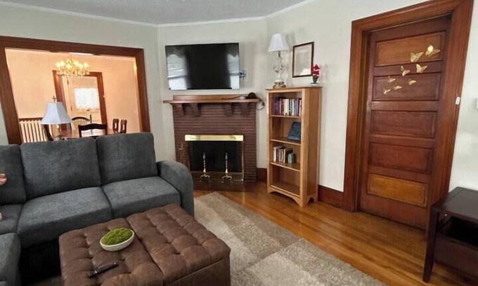Concord Apartment | My Sisters Place | Sleeps 6 Piano & Pool Table