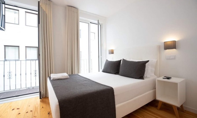 Centro / Baixa Cabin | MyStay - Porto Batalha double room with balcony in the historical center