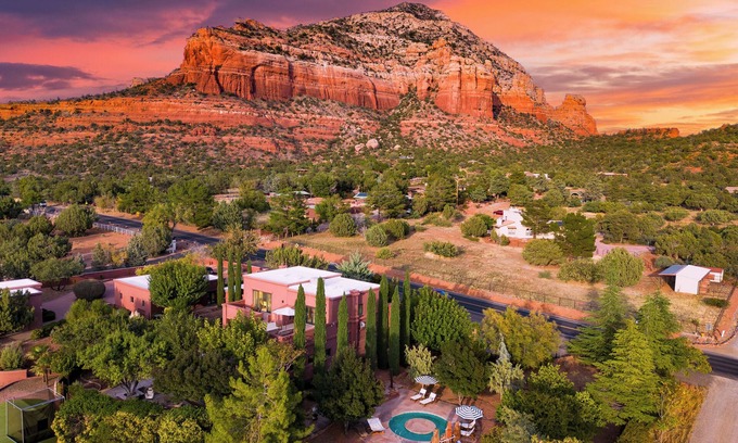 West Sedona House | Mystic Sunset by AvantStay | Thunder Mountain View + Pool, Driving Range, Casita