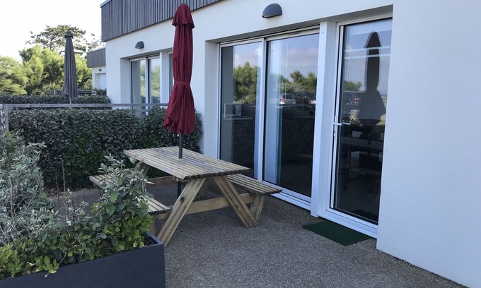 Plomodiern Apartment | n ° 7 located on the seafront, SOUTH direct access to the beach