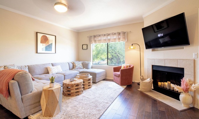 North Scottsdale Condo | N Scottsdale Bright, Updated, Quiet 2Br2Ba, W/D, Pools, Fast WiFi -Desert Escape