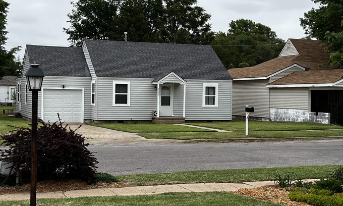 Waynoka House | Nancy Mae’s Cottage your home away from home, it’s all you need. Sleeps 6.