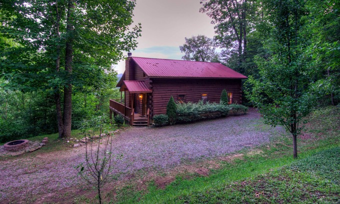 Nantahala Cabin | Nantahala Mountain Views, 20% discount on 7 nights b/t 10/31-11/22.