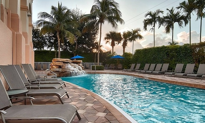 Park Shore Hotel | Naples Vacation Awaits! Elegant King Unit, Pool, Short Drive to the Beach