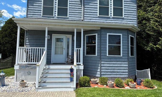 Narragansett House | Narragansett RI/Scarborough Beach - Spacious 3 bedroom/2 Bathroom Home