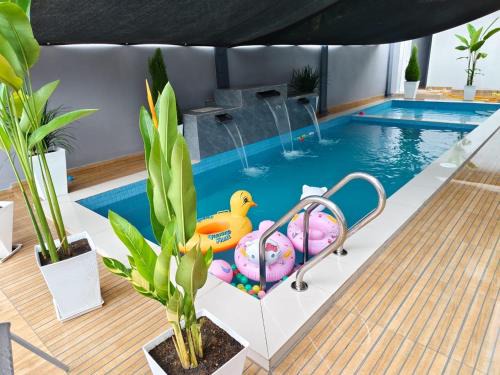 Temerloh House | NASUHA HOMESTAY 1 TEMERLOH Semi-D House, 4 Bedroom, 3 Bathroom, 5 Unit Aircond, Free Wifi and Netflix, Near Hospital with Private Pool