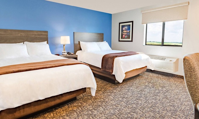 East Moline Hotel | Nature-Lover-Friendly Room Near Mississippi Views & Walkways