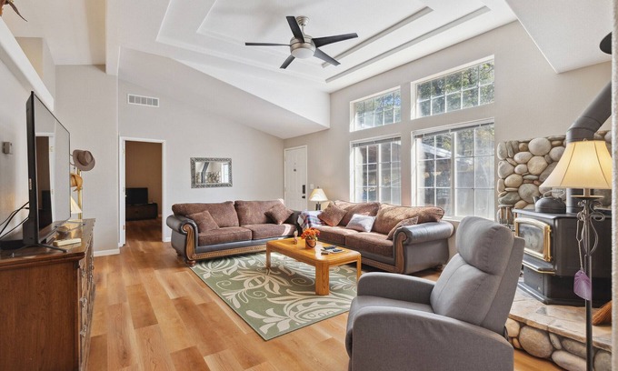 Murphys House | Nature Lover's Lodge on 6 Acres: Fast Internet Included