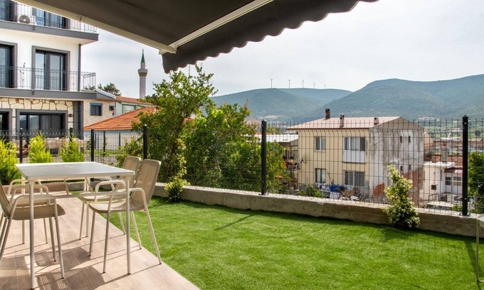 Gulbahce Mahallesi Apartment | Nature View Flat with Garden in Urla, Izmir