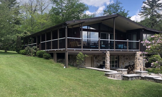 Lock Haven Cabin | Nature’s Best cabin1 hr. to PSU. Great view. Perfect for outdoorsman. Sleeps 8