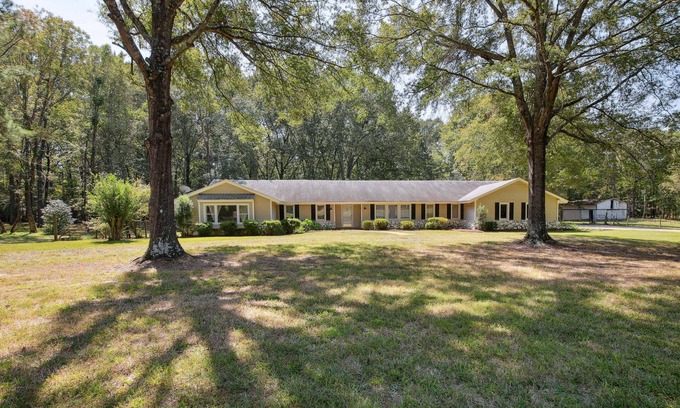 Olive Branch House | Nature’s Care: Home w/Pond, 16 Mi to Memphis!