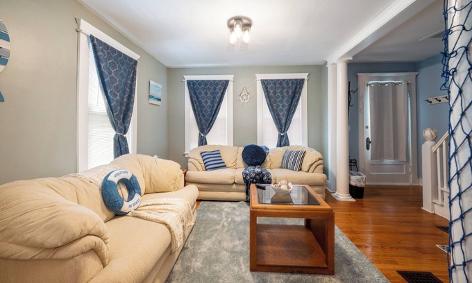 East Shore Apartment | Nautical 3BR Sleeps 8 @ Tweed Airport W/Fire Pit + Smart TVs Near Beach & Yale
