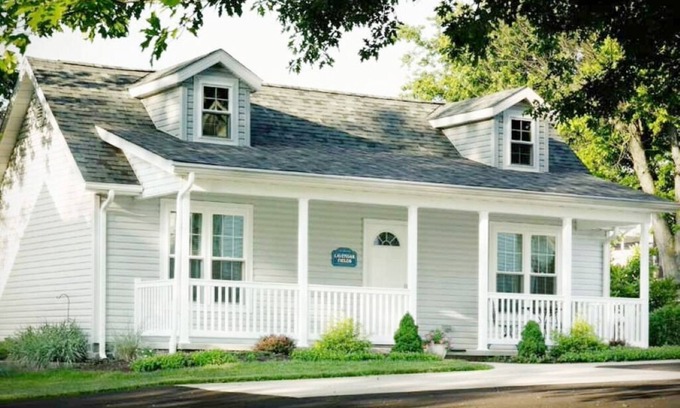 Berlin Cottage | Nautical Dreams Cottage/with Jacuzzi/walk to Main St Berlin