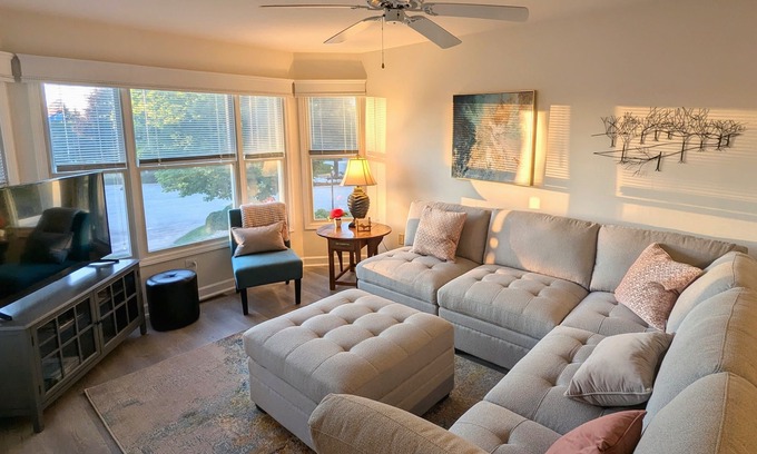Manistee House | Navigate Manistee for beaches, pools, & outdoor adventure!