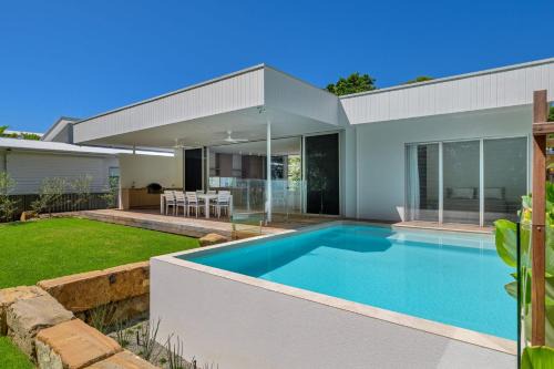 Rainbow Beach House | Navy'S By The Beach - Rainbow Shores. Pool. Walk to beach