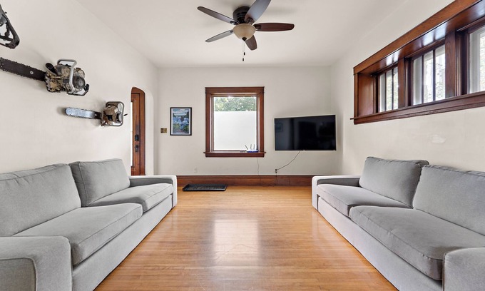 Northeast Minneapolis Arts District House | NE Arts/BrewHouse; Amazing location, hot-tub, pool table, local art