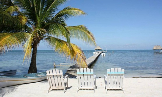 Caye Caulker House | Near Beach Caye Caulker Belize Modern Standard Room 2 Beds AC Wifi Pool-CT