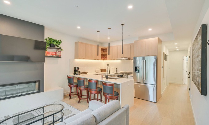 Arefth Condo | Near Biotechs & MIT: Cozy Condo w/Fireplace