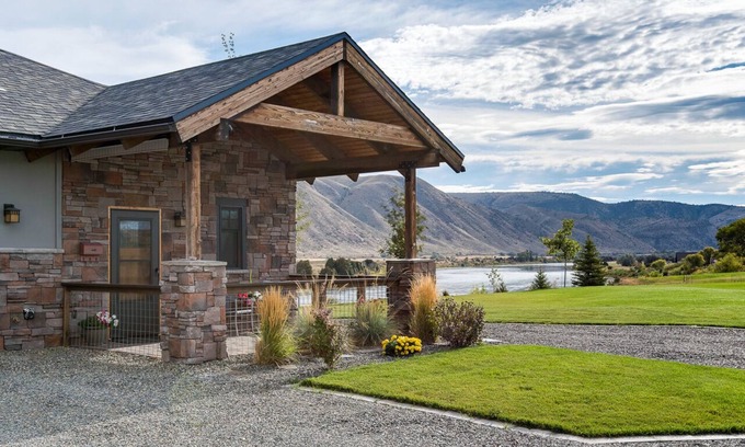 Toston House | Near Bozeman~Modern Rustic Retreat~Private Guest House ~Missouri River