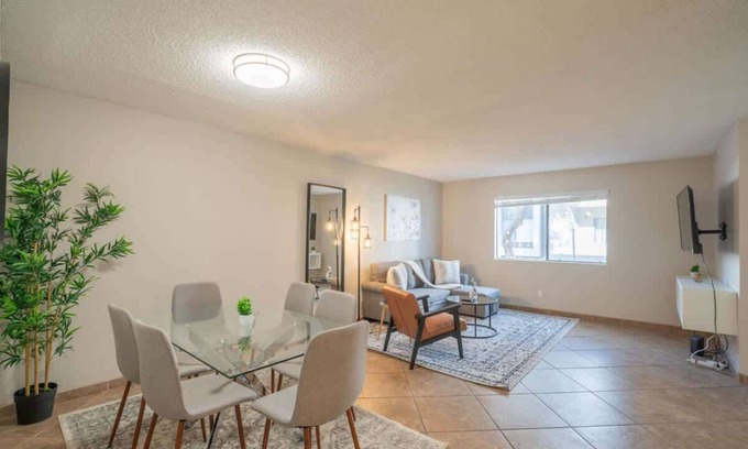 Cox Heights Apartment | Near DT & Trails | Pool,Gym,Balcony,W/D,Parking