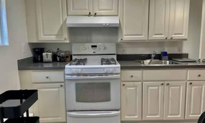 Oakland Apartment | Near Fruitvale BART. Fast Wi-Fi. Work Station.nn