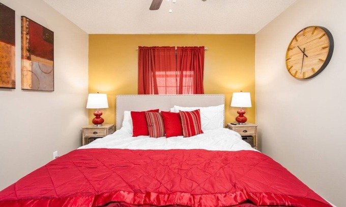 Pineville Apartment | Near Hospitals | P&G | 3 TVs | King 🛏 | PetsOK🐩