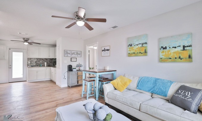 Abilene House | Near HSU, ACU & Hendrick ~ Clean ~ Charming Cottage ~ New Discounts ~ Dogs