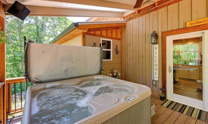 Hiawassee Cabin | Near Main Street w/Hot Tub: Retreat in Hiawassee!
