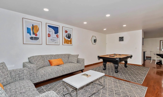 Round Lake Beach House | Near Naval Base! Ranch w Pool Table, Arcade, Netflix!