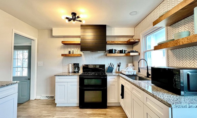 DeKalb House | NEAR NIU & Downtown Dekalb! Sleeps 12, Wet Bar, Foosball, & PET-FRIENDLY!