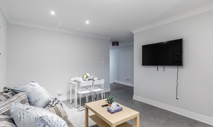 Little Italy Apartment | Near Trinity Bellwoods - Trendy 3BR Apt!