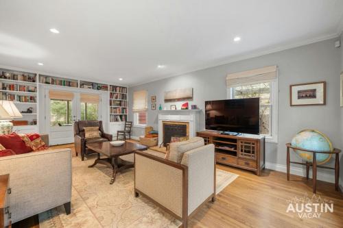 Tarrytown House | Near UT Pet Friendly w Parking 3BR 2.5BA in Walkable Area By Austin Vacay