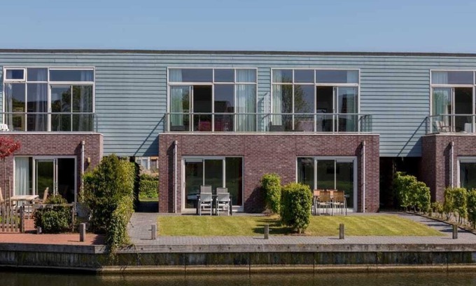 Oude-Tonge House | Neat island house with beautiful view, for larger groups, it is ideal to rent in combination with th