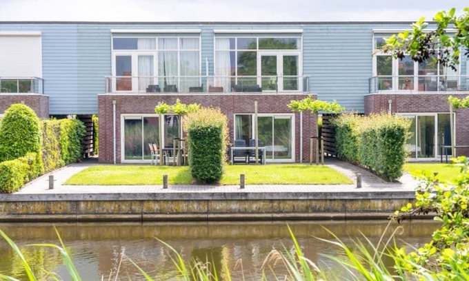 Oude-Tonge House | Neat island house with beautiful view, for larger groups, it is ideal to rent in combination with th