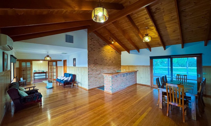 Beveridge House | nEntire Home in Beveridgen10 guests, 4 bedrooms-7beds and 2bathsn